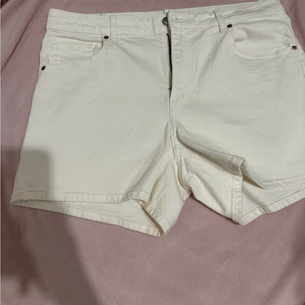 H&M Cream Denim Shorts - High-Waist Five-Pocket